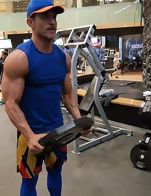 César Franco haciendo ejercicio de hombro con mancuernas