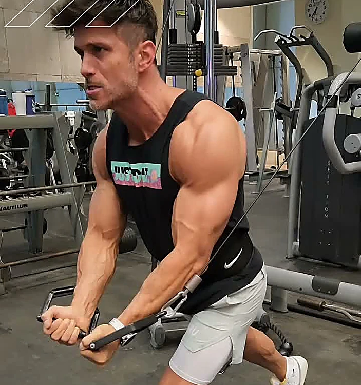 César Franco entrenando con poleas en el gimnasio